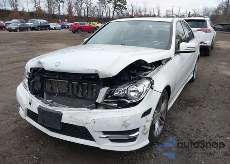 2013 Mercedes-Benz C 300 Sport 4Matic z USA, uszkodzony, nr VIN WDDGF8AB1DG088748
